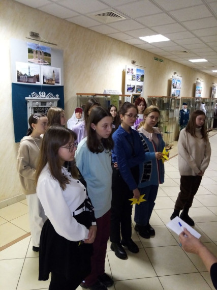 Лицеисты в Доме дружбы народов на выставке, посвященной Дню памяти жертв Холокоста.